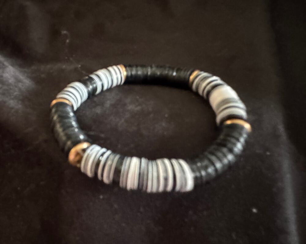 Vintage Black White Heishi Bead Stretch Bracelet Gold Tone Spacers Boho B039